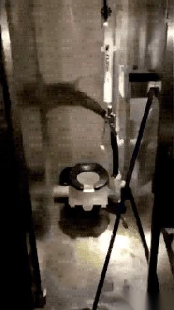 130亿美金的航母，最后让一泡屎给整破防了。
这事儿放二十年前你敢信？
全球最顶