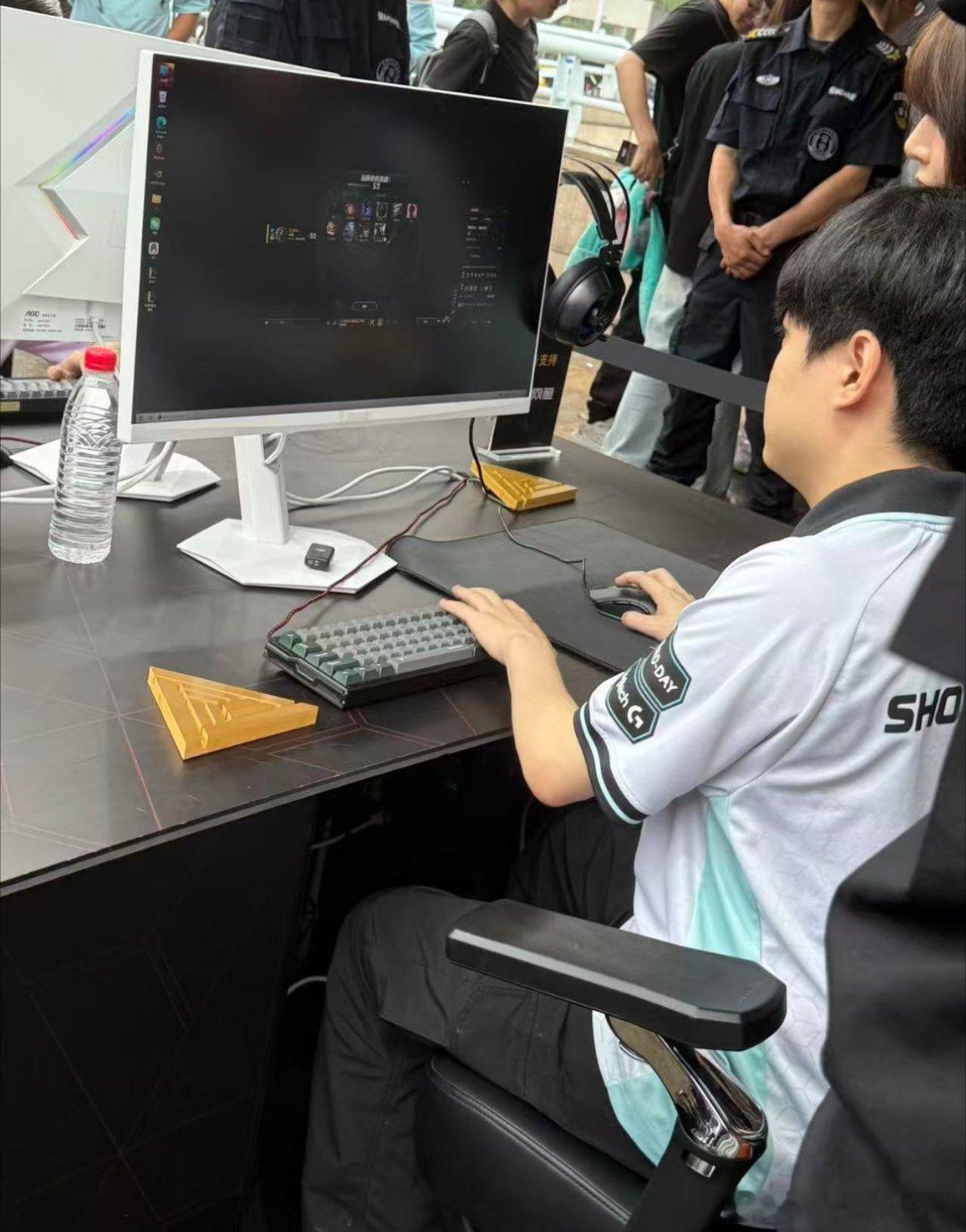 前方特派员返图——许秀调试中锐评：许哥真的小小一个啊ShowMaker和LPL观