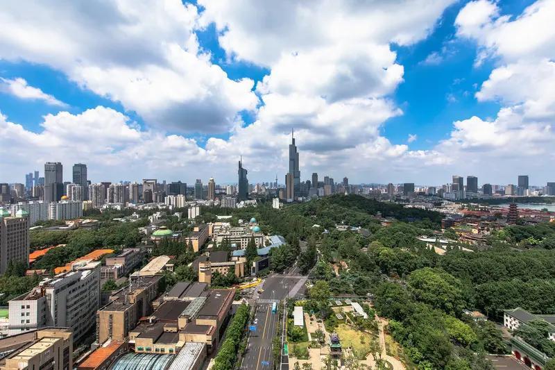 南京人才政策2.0版通过精准施策和全链条支持，在人才集聚、产业升级、城市竞争力提