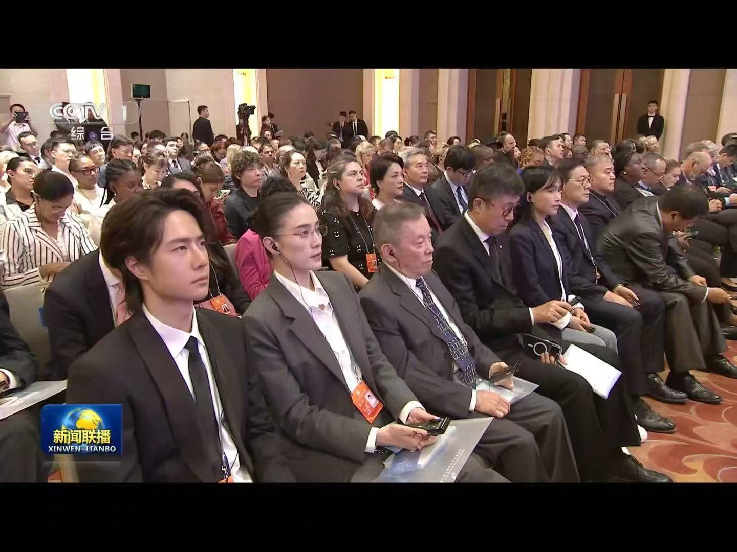 宋佳王一博 体制内姐弟内娱一共就去了四个人他们占两个 王一博宋佳登上新闻联播 ​