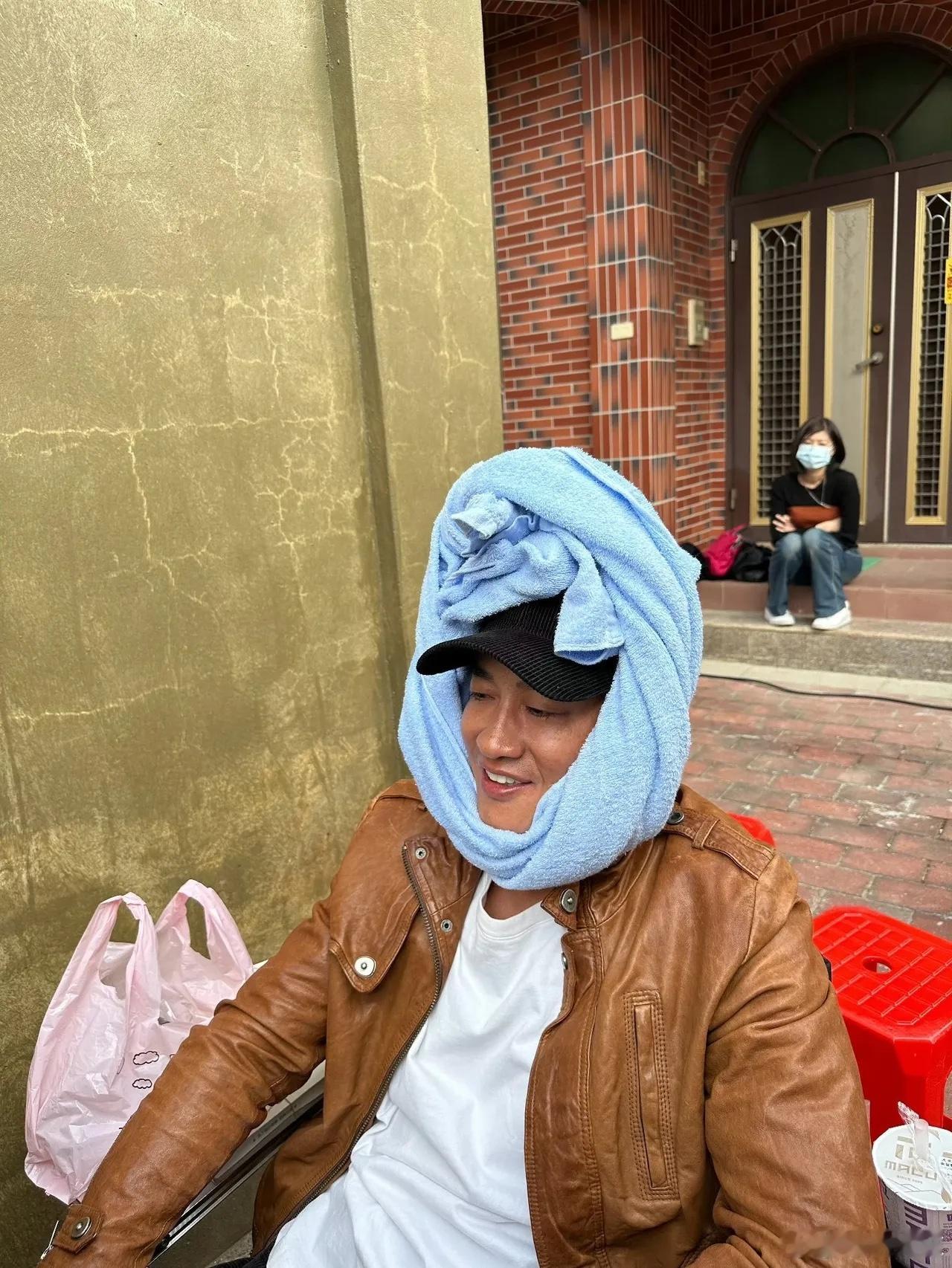 何润东怎么了？[哆啦A梦害怕]这是撞门框上了吗，何润东头上抱着毛巾和纱布，对不起