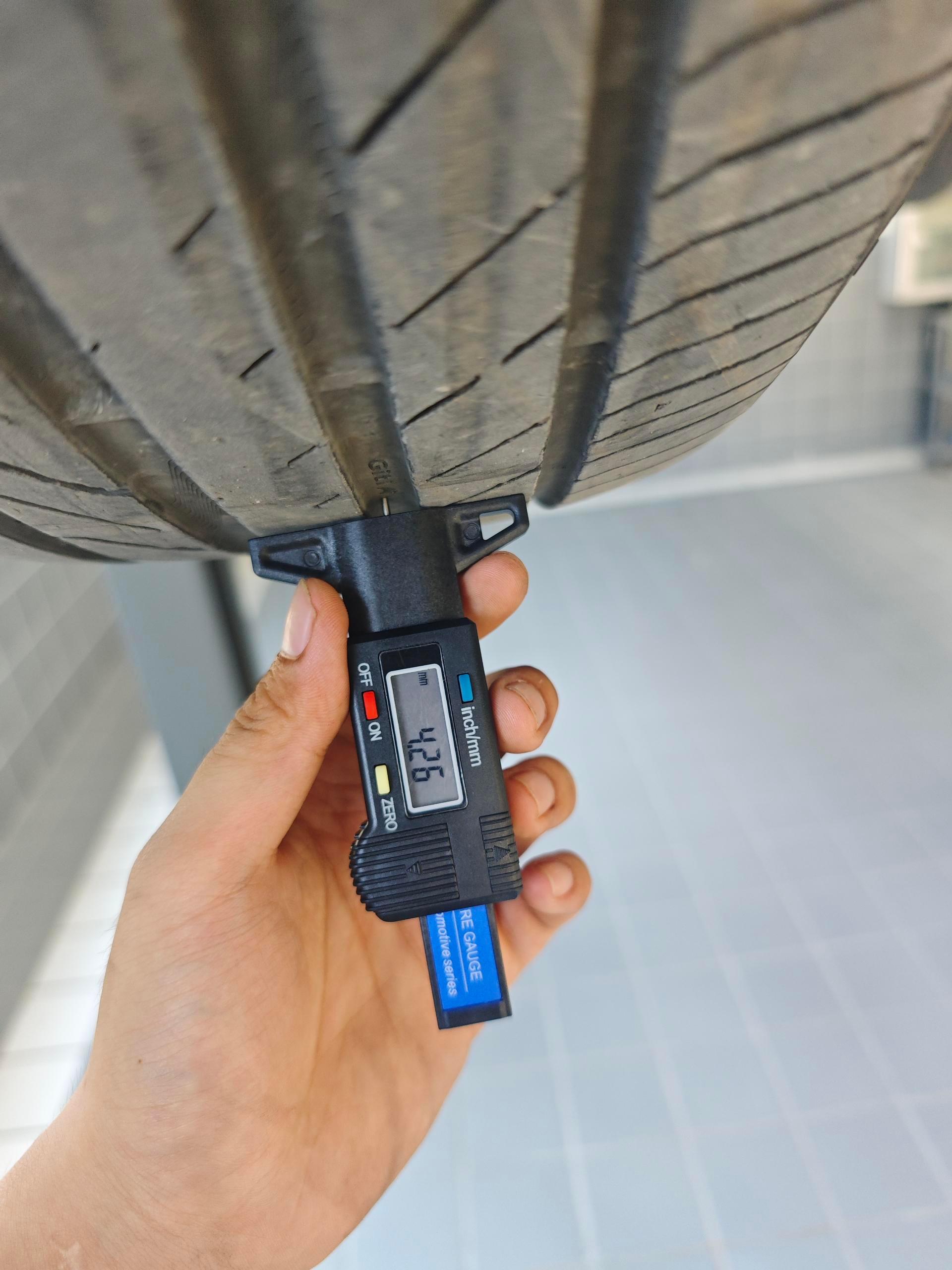 车加智能的智己LS6今天去保养了，其实就是一个全车检测，因为之前空调滤芯自己换了