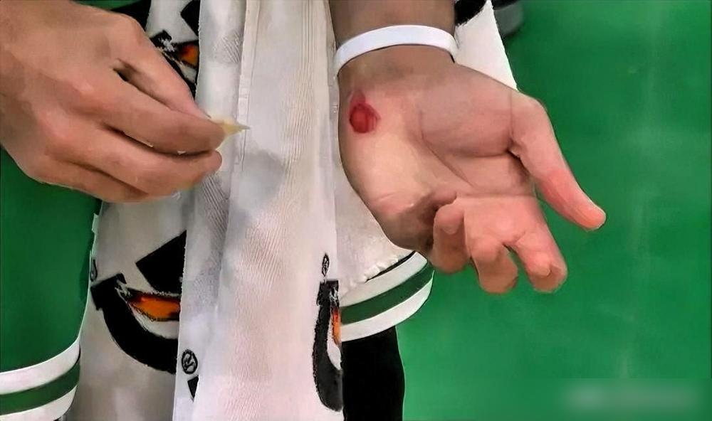 3-1领先，连输三场！凯尔特人这毒瘤，我看不是教练，就是塔图姆。
眼睁睁看着7