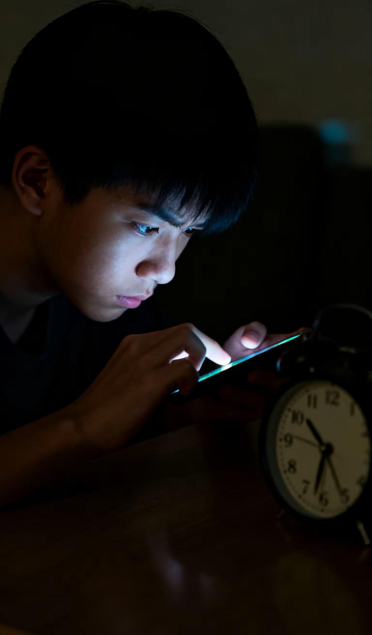 孩子总抱手机玩游戏？2025年央视早提醒有风险
 
2025年9月8日，央视新闻