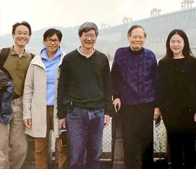 杨振宁翁帆“全家福”曝光，杨振宁教授上个月庆祝百岁寿辰，携太太一起出席庆生活动，