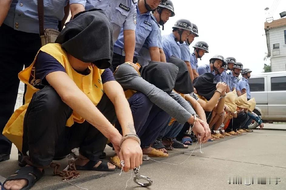 一个孩子被人贩子拐卖走，殃及了几个家庭，这个家庭还有活路吗？换位思考一下，如果换