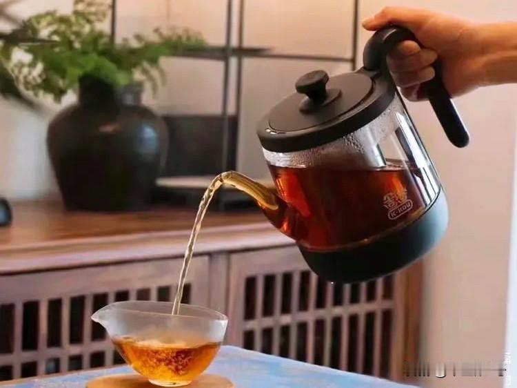 水温关乎茶香
朋友卖过一阵茶叶，对品茶有点研究。他说茯茶是黑茶，最好是煮饮法，1