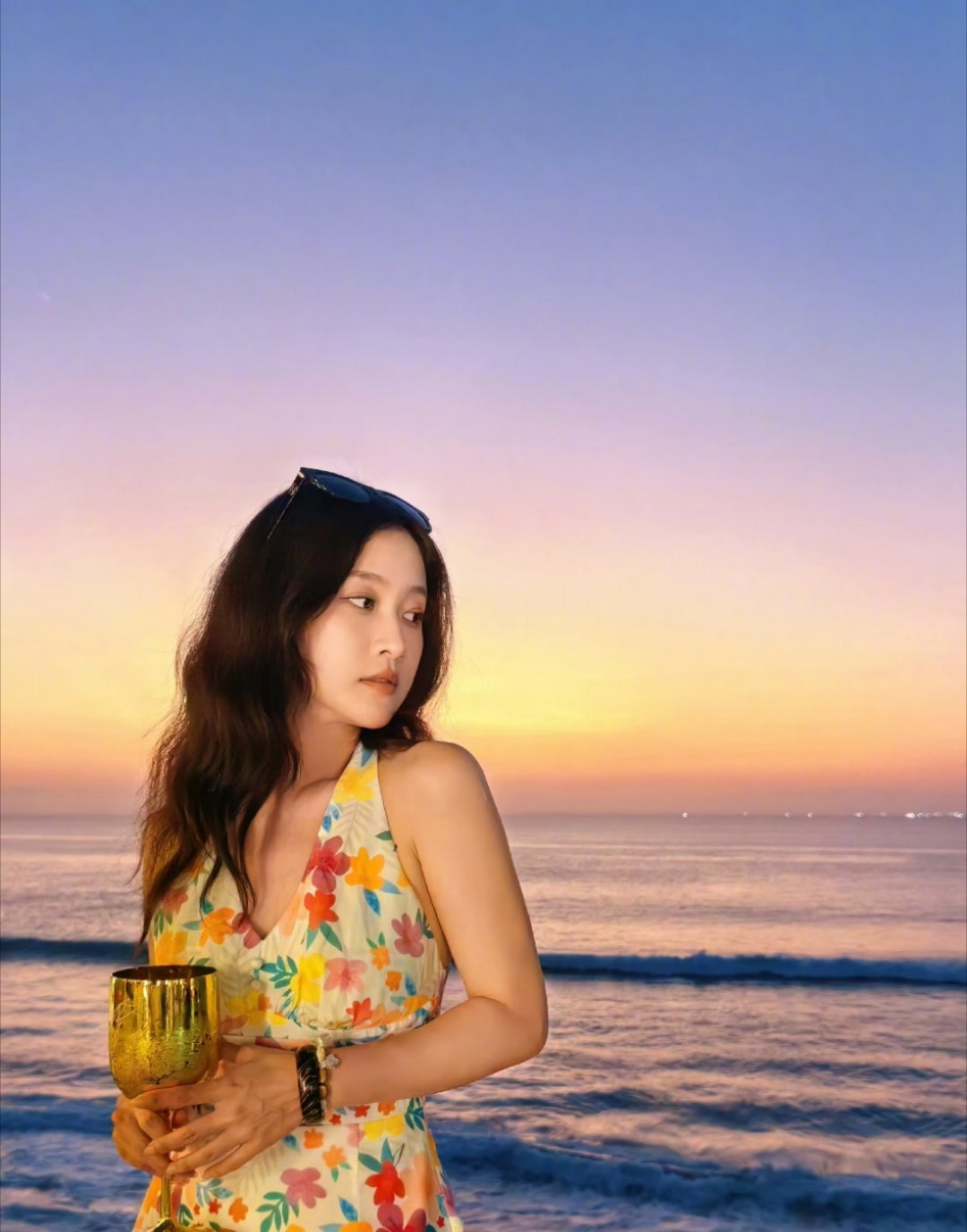 刘美含姐姐去哪里玩了，看到了海南岛[心]天气变凉了注意多穿点衣服别感冒了，照顾好