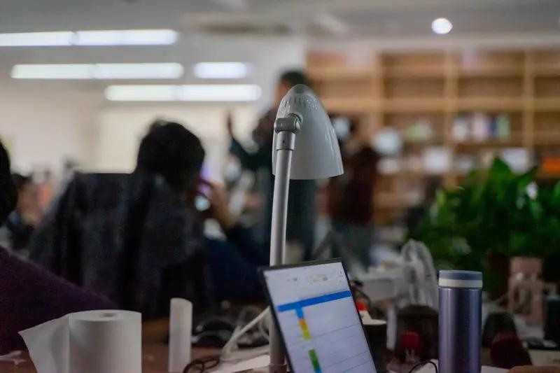 3月18日杭州，杭州“假装上班”公司火遍全网，不能睡觉，不能玩手机，尽量不要迟到