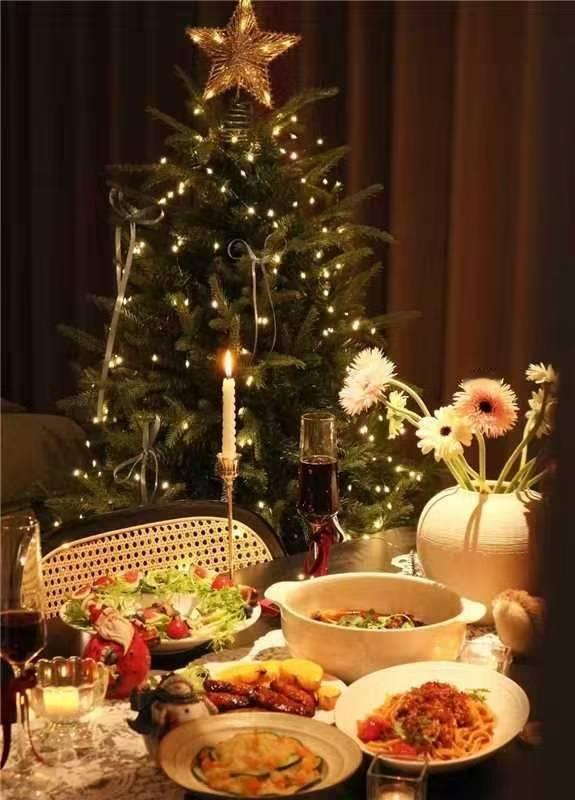 温馨圣诞夜，美食与爱相伴