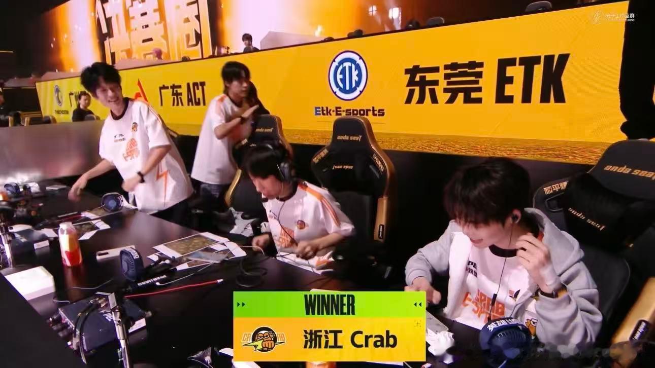 Crab676独狼吃鸡决赛圈孤身拉扯从容应对多方对手，Crab676抓住机会完成