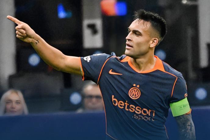 劳塔罗：这多少次绝佳机会才蒙进一个？？？
弗拉泰西：你是有多累啊？自己还能把自己