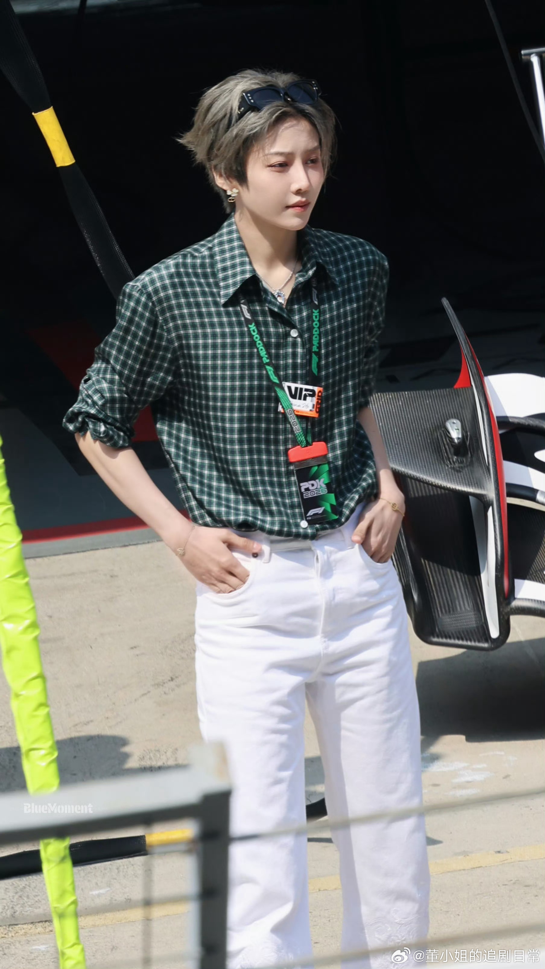 刘雨昕F1大赛生图刘雨昕亮相上海F1赛事现场，特邀嘉宾气场拉满！专注观赛超有魅力