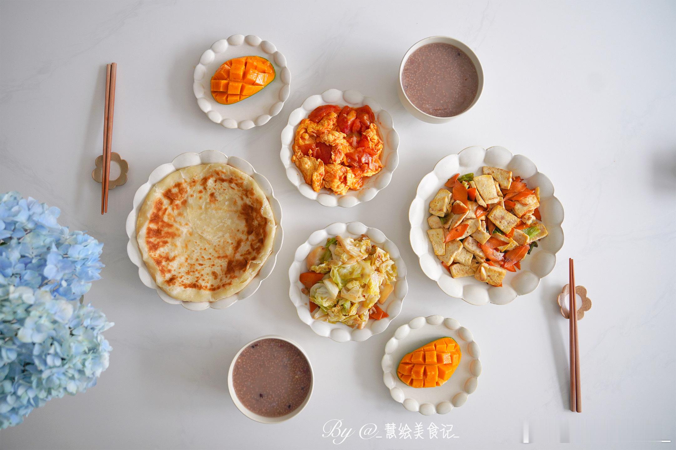 周末愉快[鲜花]晚饭番茄炒蛋、胡萝卜炒卷心菜、家常豆腐、家常饼、杂粮粥、芒果~ 