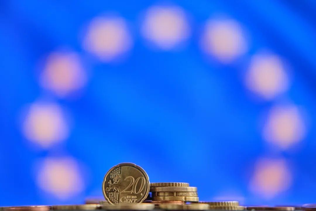 当地时间18日，据悉，欧盟多国正考虑对价值930亿欧元的输欧美国商品加征关税，或