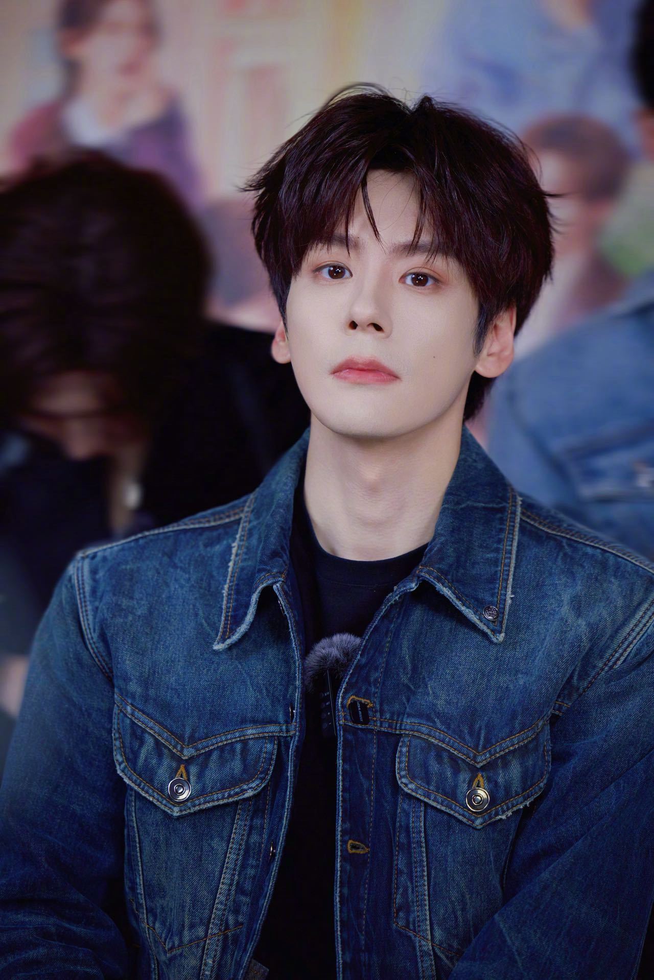 魏哲鸣直播 毫无预兆的突袭直播，真的又惊喜又感动。安安静静上线陪大家聊天，状态温