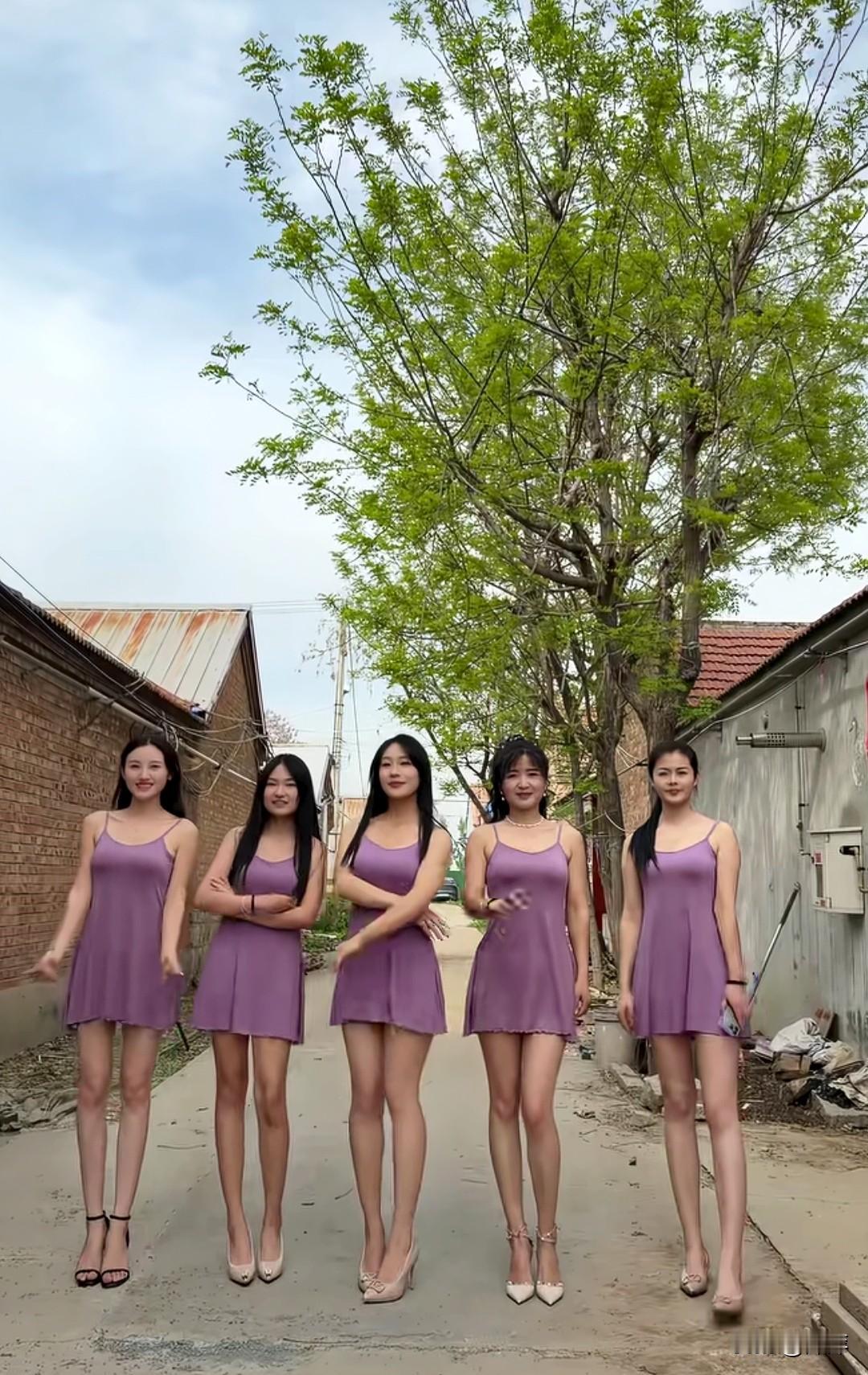 俺们村的五美女聚齐了。