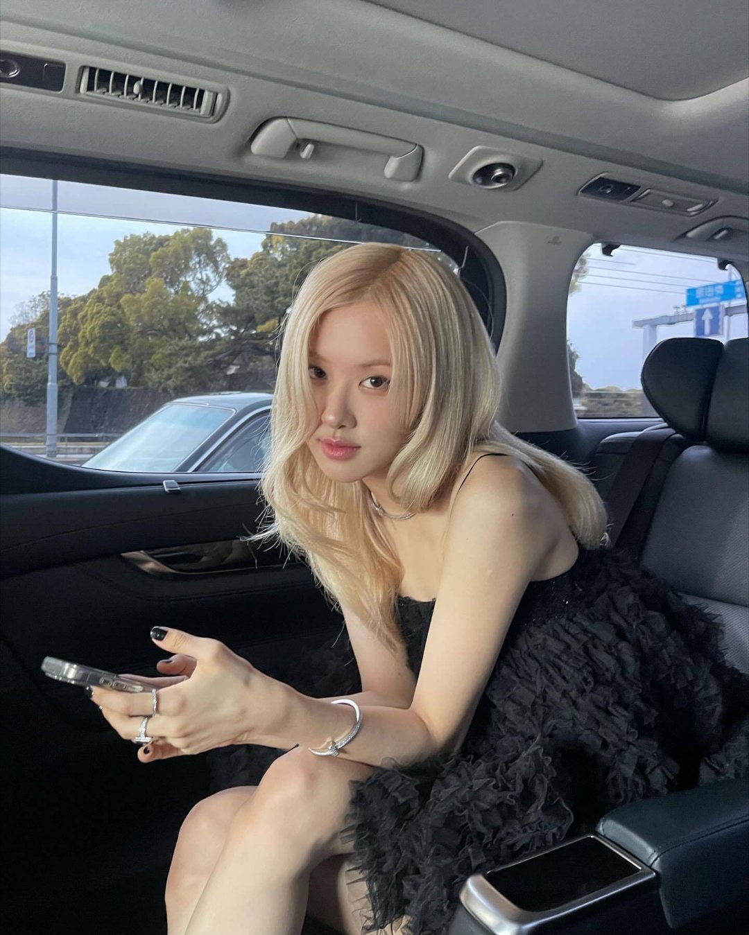 ROSÉ朴彩英圣罗兰🌹朴彩英仲夏甜芒 黎明时看天空，追星黄昏时看云彩，短句走路