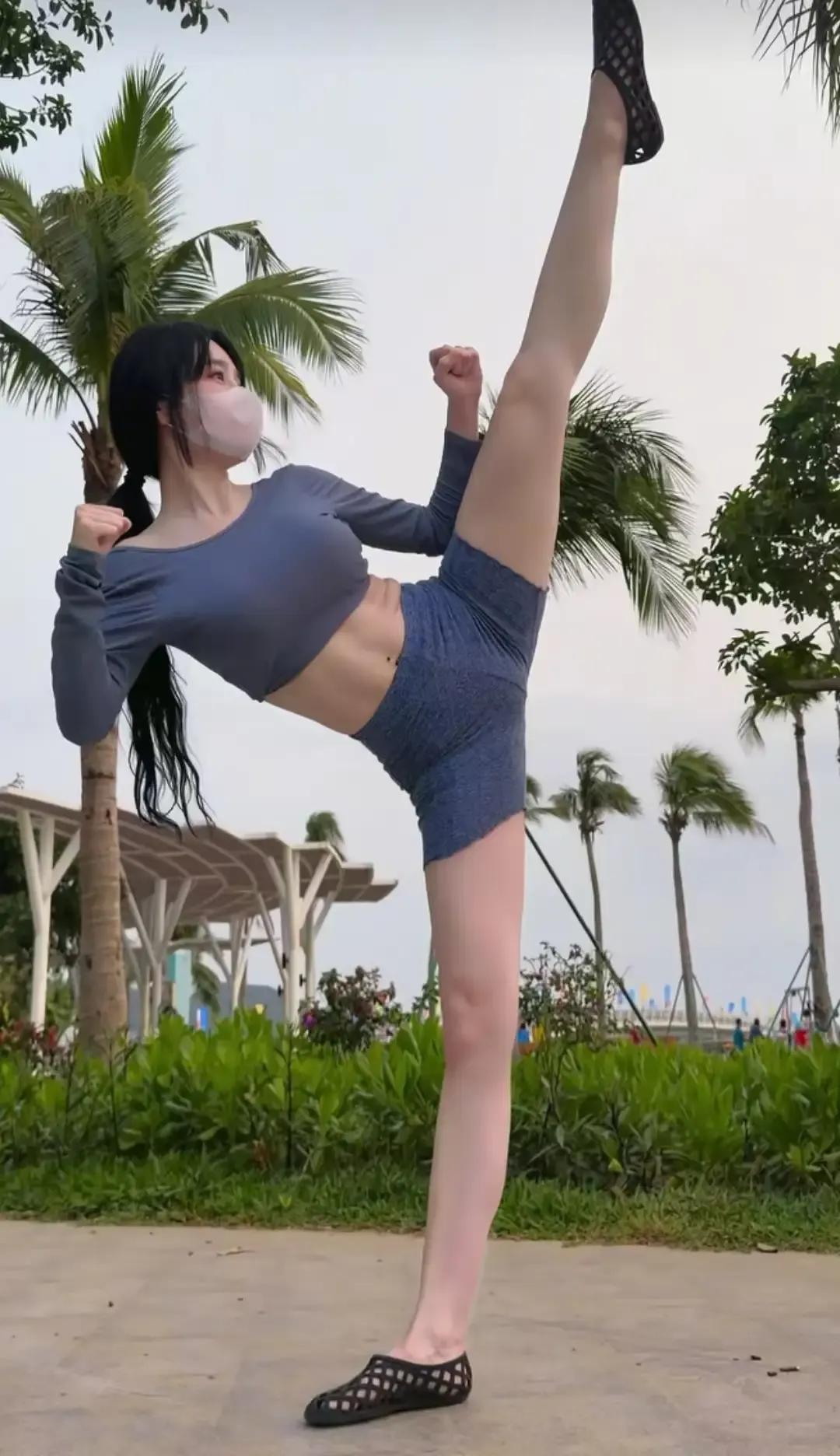 《功夫女足》，峨眉队11号球员凯琪扮演者叫洪蕾，是从赛场转战银幕的新人演员…