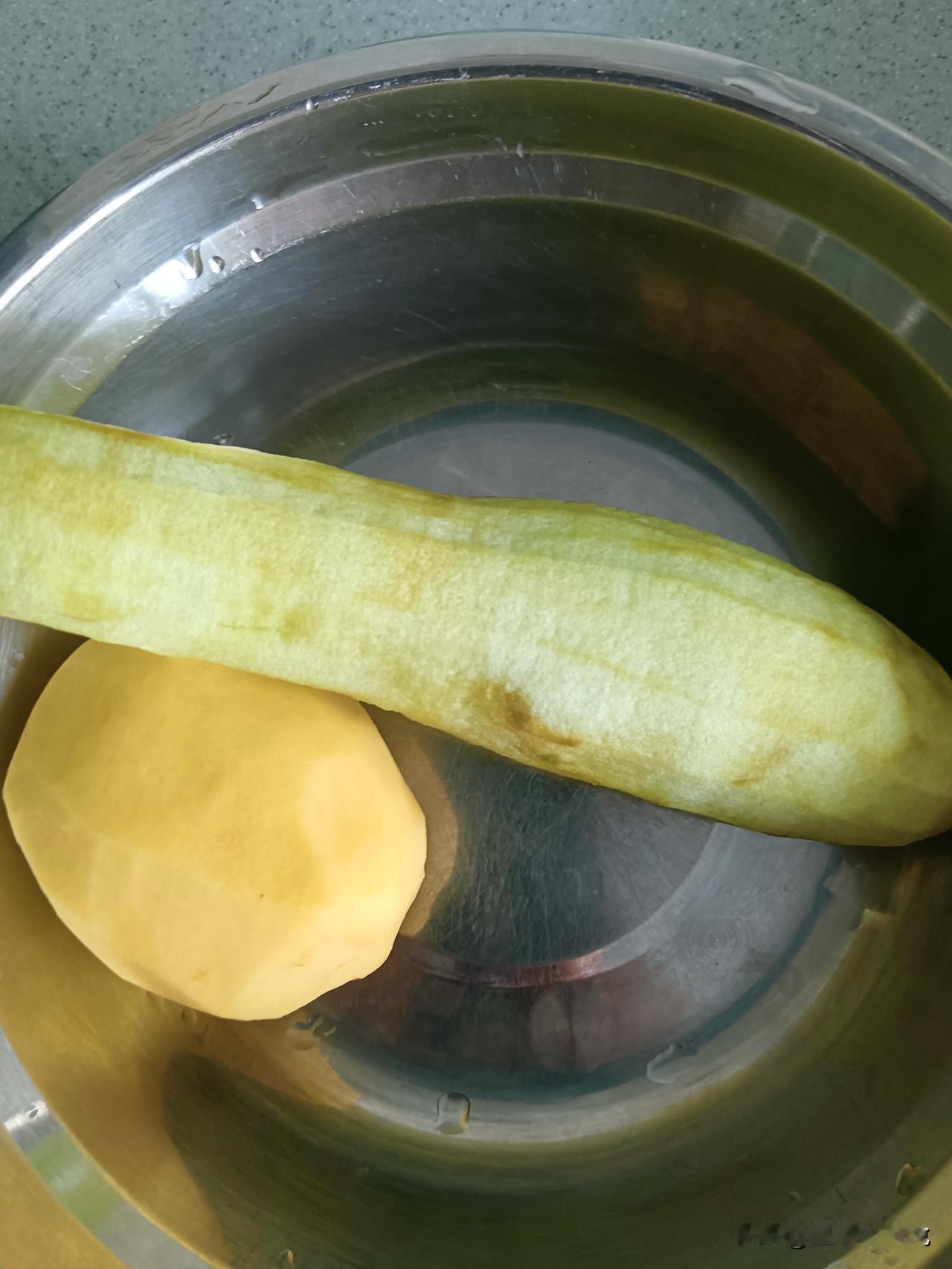 今天中午做的地二鲜，[捂脸]
因为没有青椒，

我每天只做一个菜，因为就我和我姑