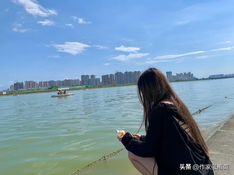 难的时候帮过你的人，要记一辈子；你顺风顺水时围着你的，看看就行。低谷时出现的才是