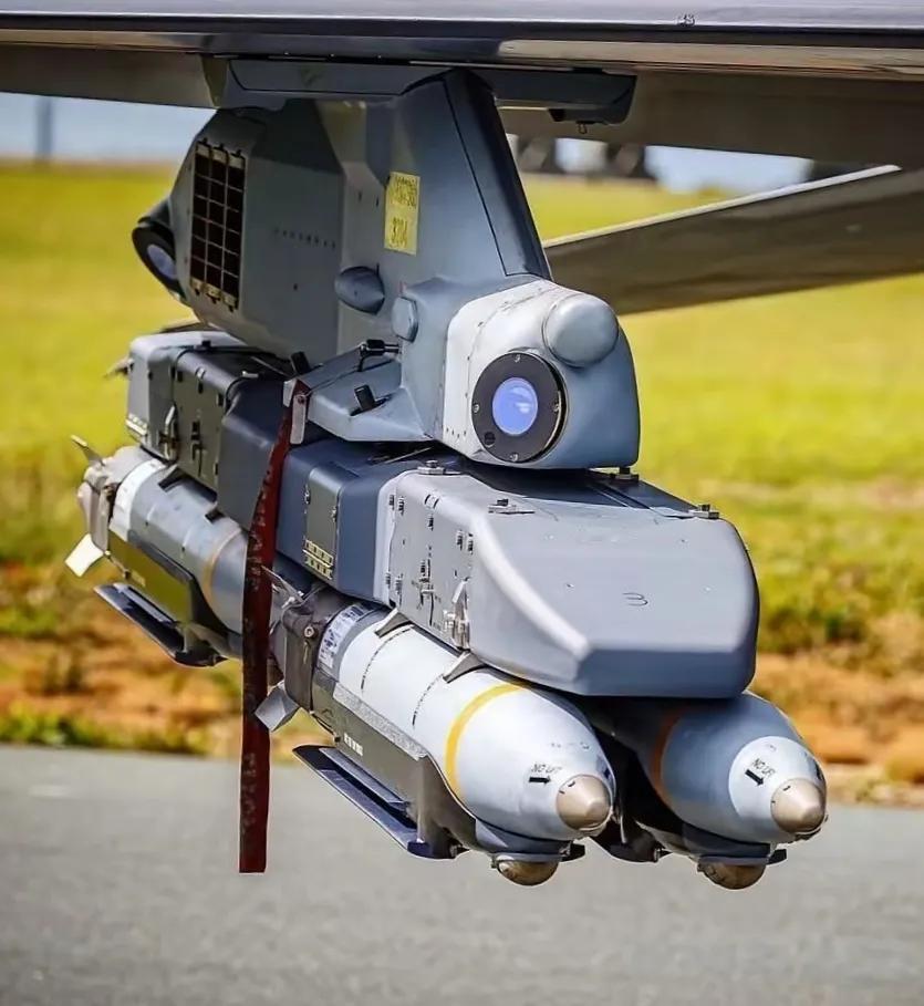 武器挂架的体积比导弹还大