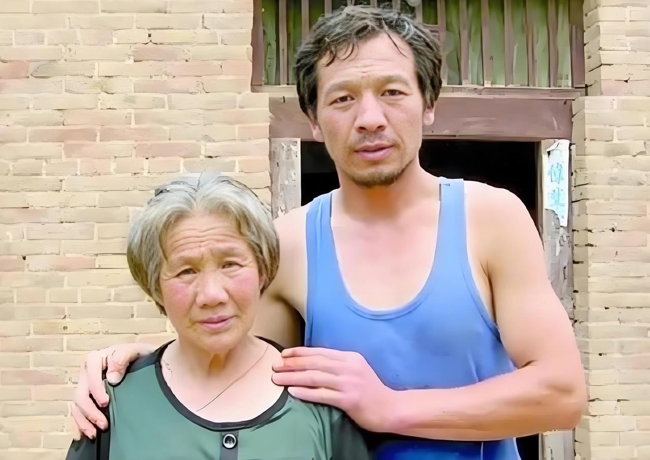 2010年，河北一名小贩在摆摊卖东西时，和一名顾客大娘唠起了家常，可没想到，他却