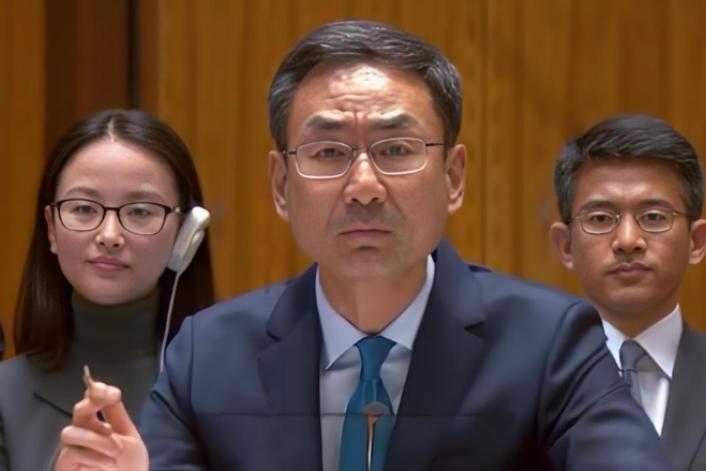 特朗普现在估计正在白宫里气得拍桌子，他精心布置的围堵大网，竟然被一种无声的战术给