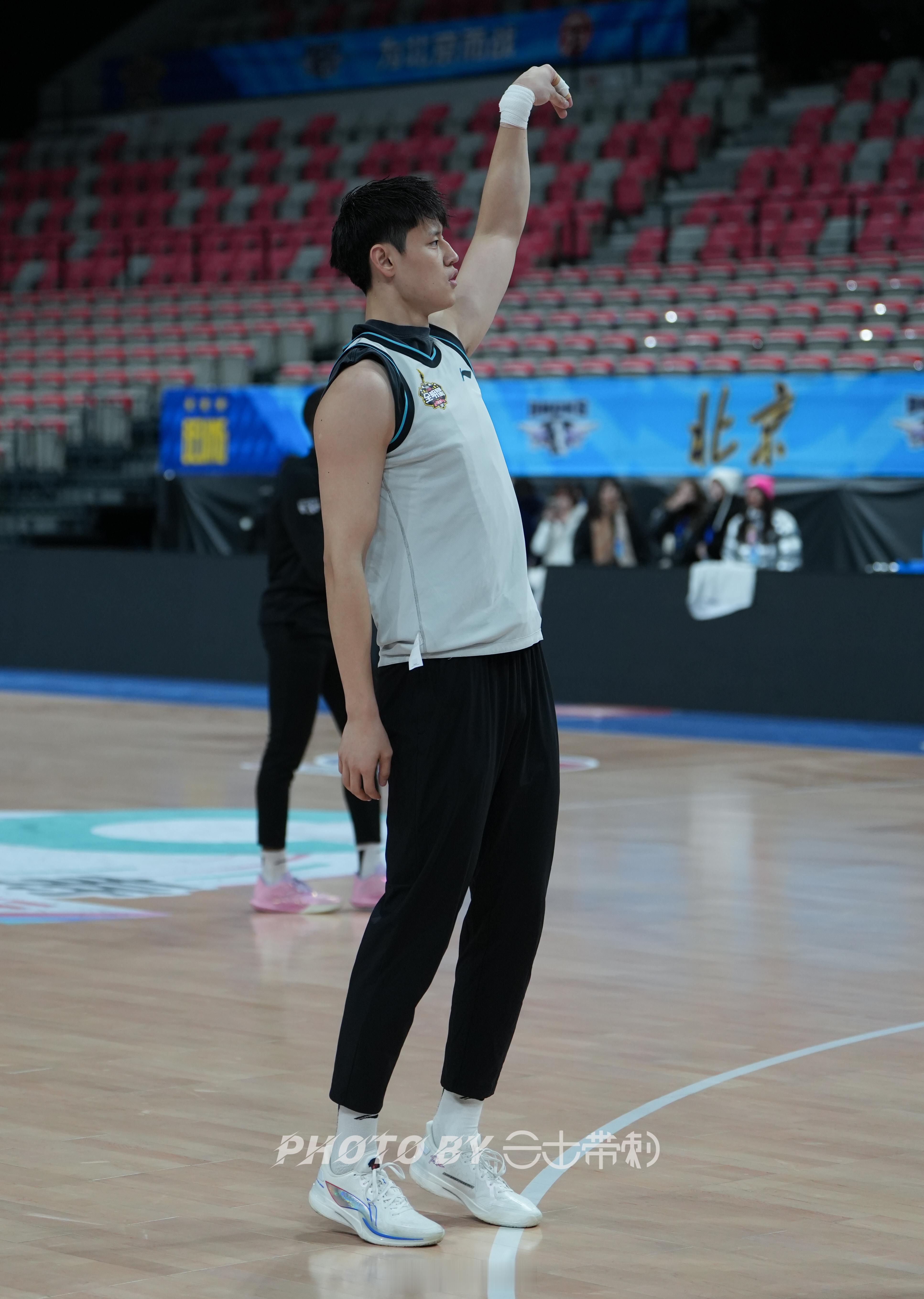 北京男篮vs北控男篮曾凡博 爱酱这大胳膊