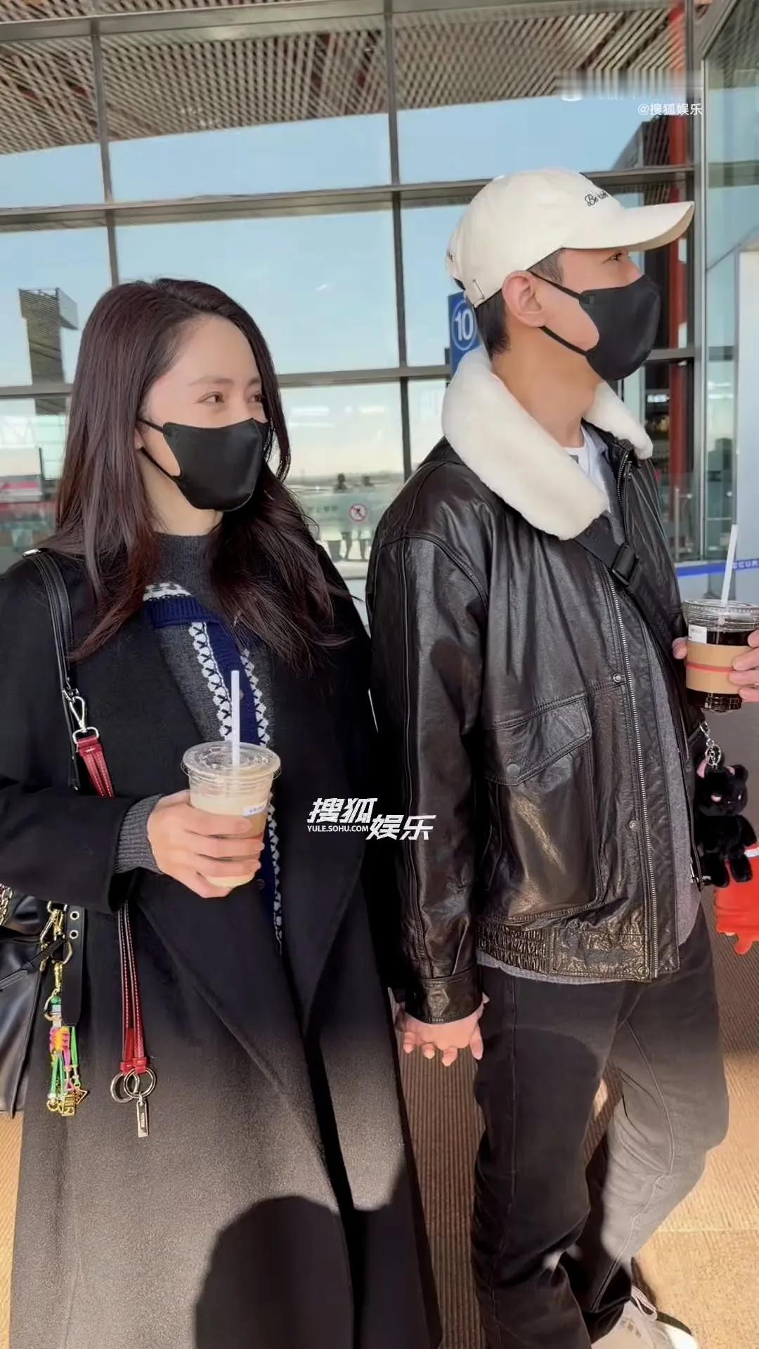 董璇张维伊机场十指紧扣撒糖！咖啡在手甜蜜同行，低调互动甜度拉满☕️
 
近日，董