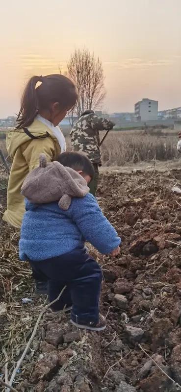 现在还不知道老了之后最自豪的是什么！
但对于普通人来说，
心中所期盼的也莫过于儿