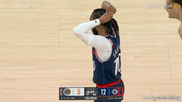 快船当家控卫加兰的三分球真是太靠谱了！在今天进行的快船和尼克斯的比赛中，目前双方