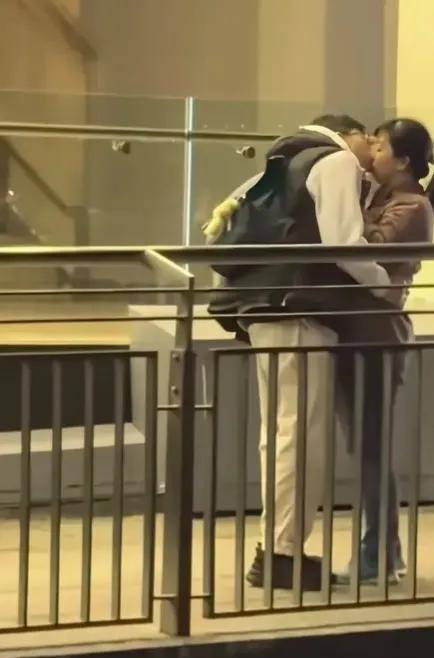 大学生爱上宿管阿姨的即视感，看这样子男生都很爱她。