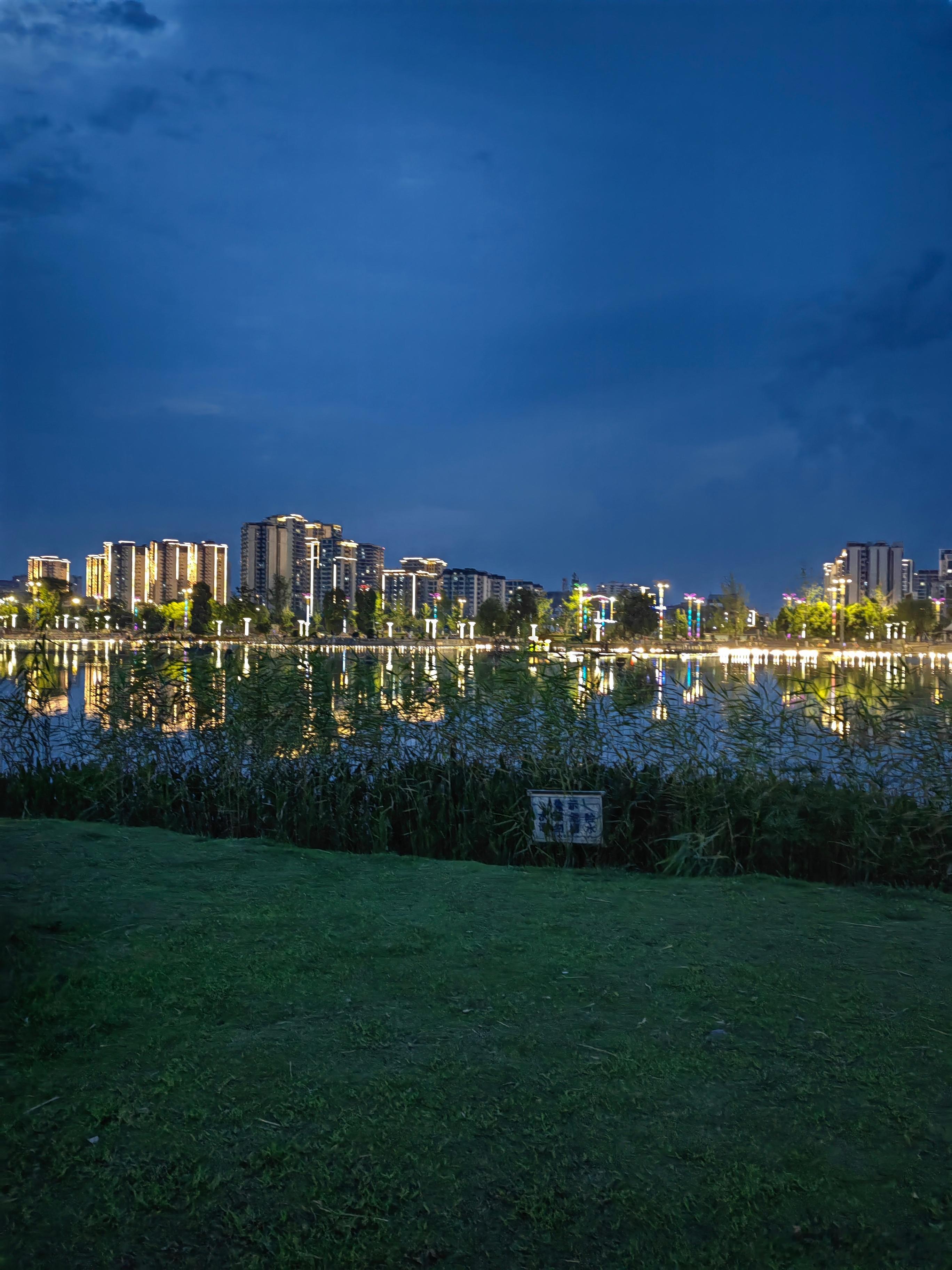 南充，大营山的夜景好美… 南充·白塔公园