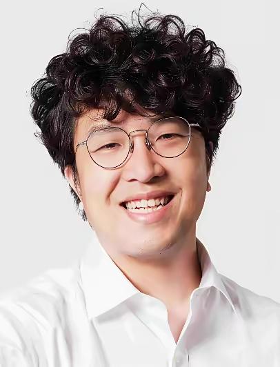 沈伯洋突然之间老实了，不狂了，也不得瑟了，他现在应该就像一只惊弓之鸟，觉也睡不踏