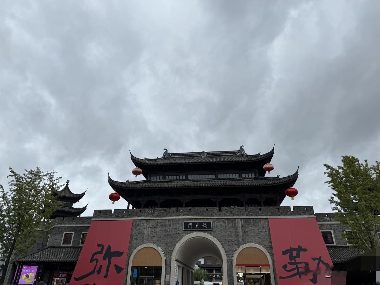 预测今年云南弥勒会是一个暖冬，因为立冬这一天艳阳高照，气候温暖，因为依据传统经验