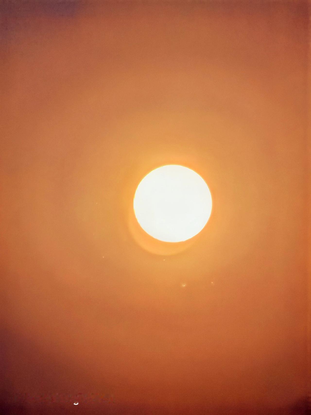 去天空之城打卡夕阳西下，结果赶上了阴天。本以为能看到橙红色的天空被染成一幅绝美画