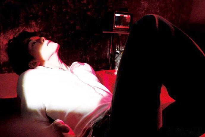 曾舜晞红与黑光影大片 曾舜晞红与黑光影大片，建模正确造型正确全部正确，一边听歌一