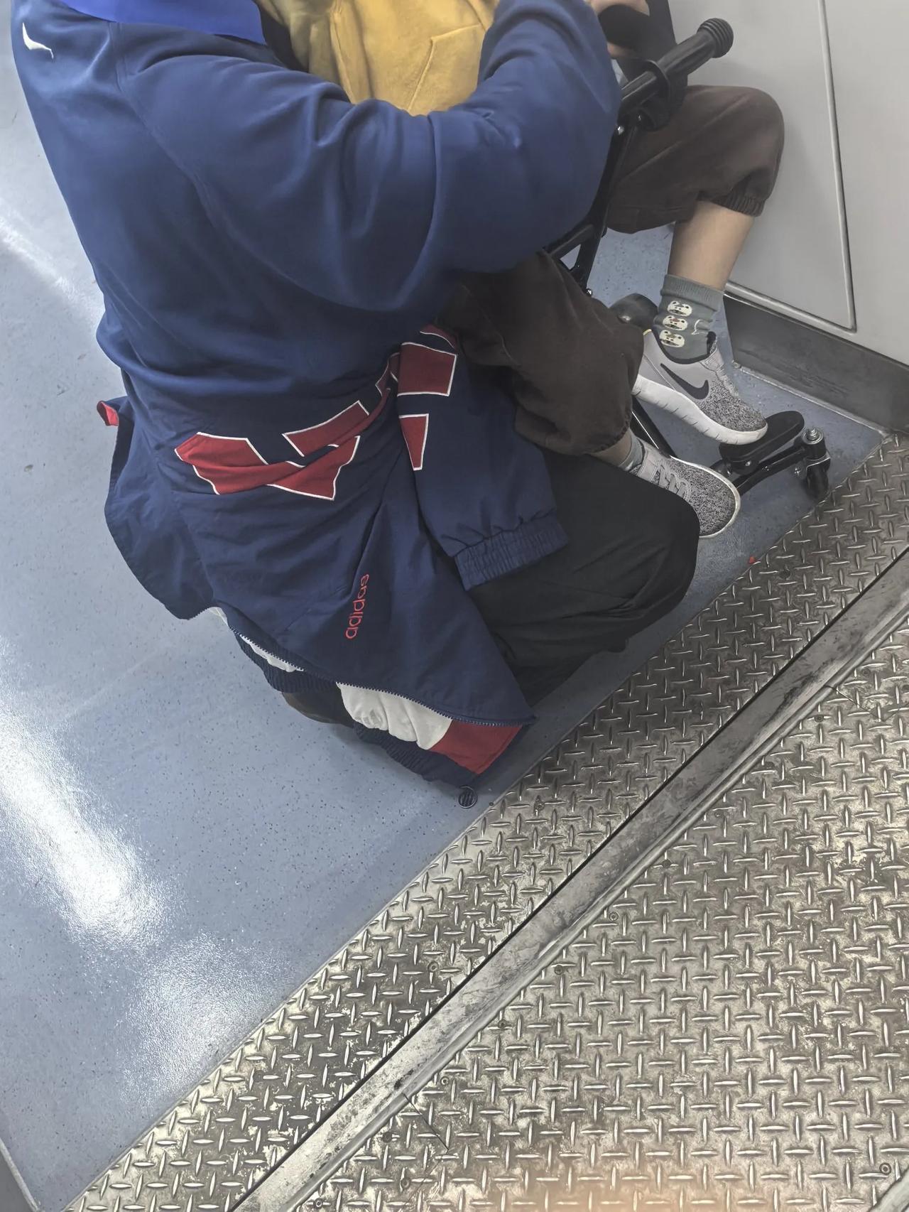 地铁里，坐的有点儿晕，上来后都不知道自己是不是坐对了方向，看见车厢里一个保安小哥