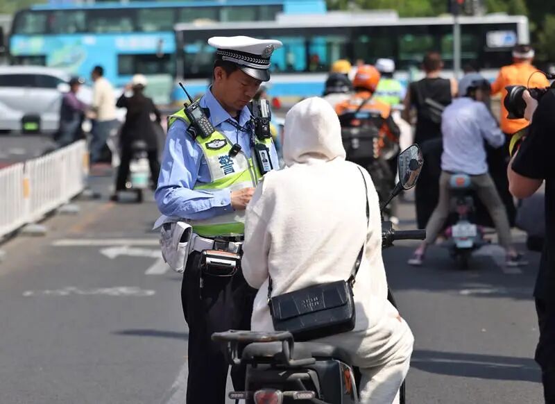 电动车头盔不能光“带”不“戴”，北京交警初期教育处罚相结合