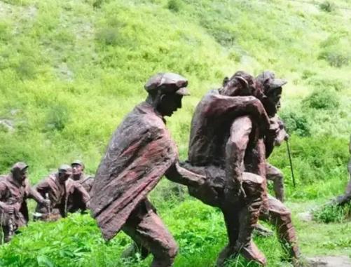 长征途中，一红军干事在筹粮时被土司武装抓走。当萧华前去谈判时，土司放话说：“留下