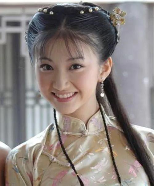 景甜的颜也是这几年吹起来的
她被力捧的时候周围都是说普的
她刚出道那会她的同班同