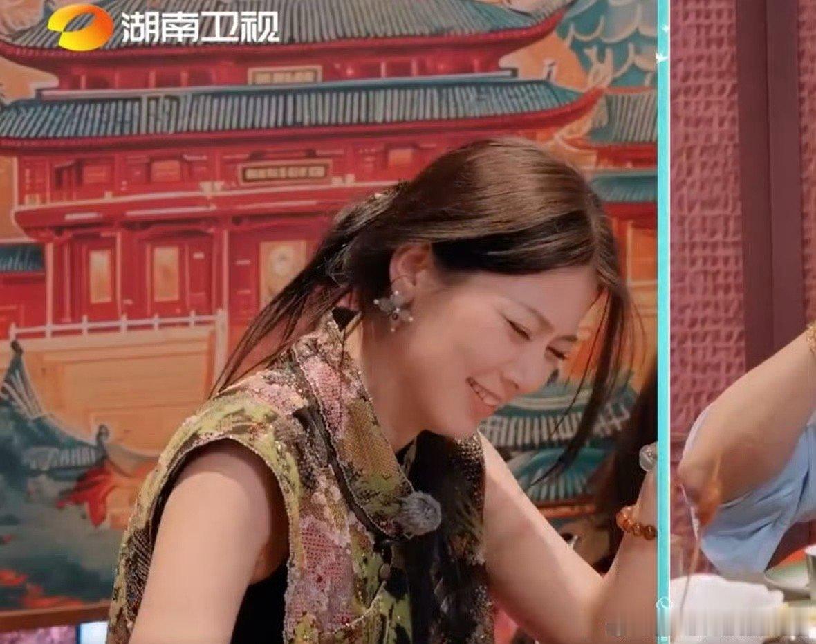赵昭仪活人微疯赵昭仪忙一天累到吃饭时 “胡言乱语”，看李佳琦补妆直接惊到嘴瓢，哈