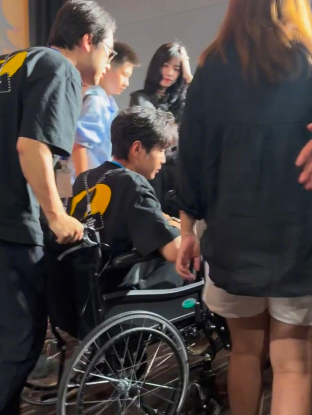 张若昀包着绷带就去了首映礼张若昀参加首映礼脚上还包着绷带张若昀带伤跑首映！脚上绷