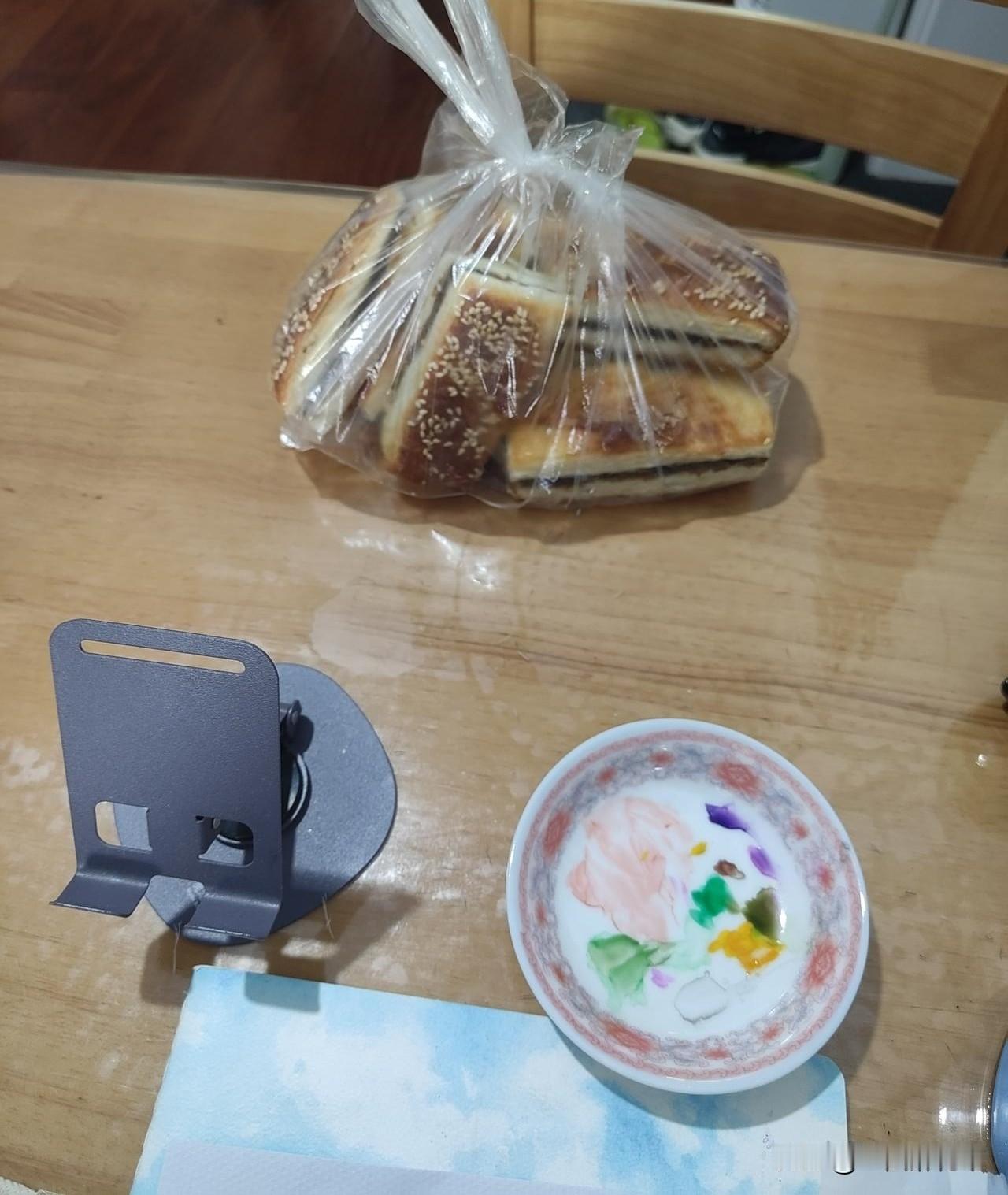 两天前的上午，麻团儿出去散步，水洗的一样，浑身是汗回来了。
破天荒的，手里拎了一