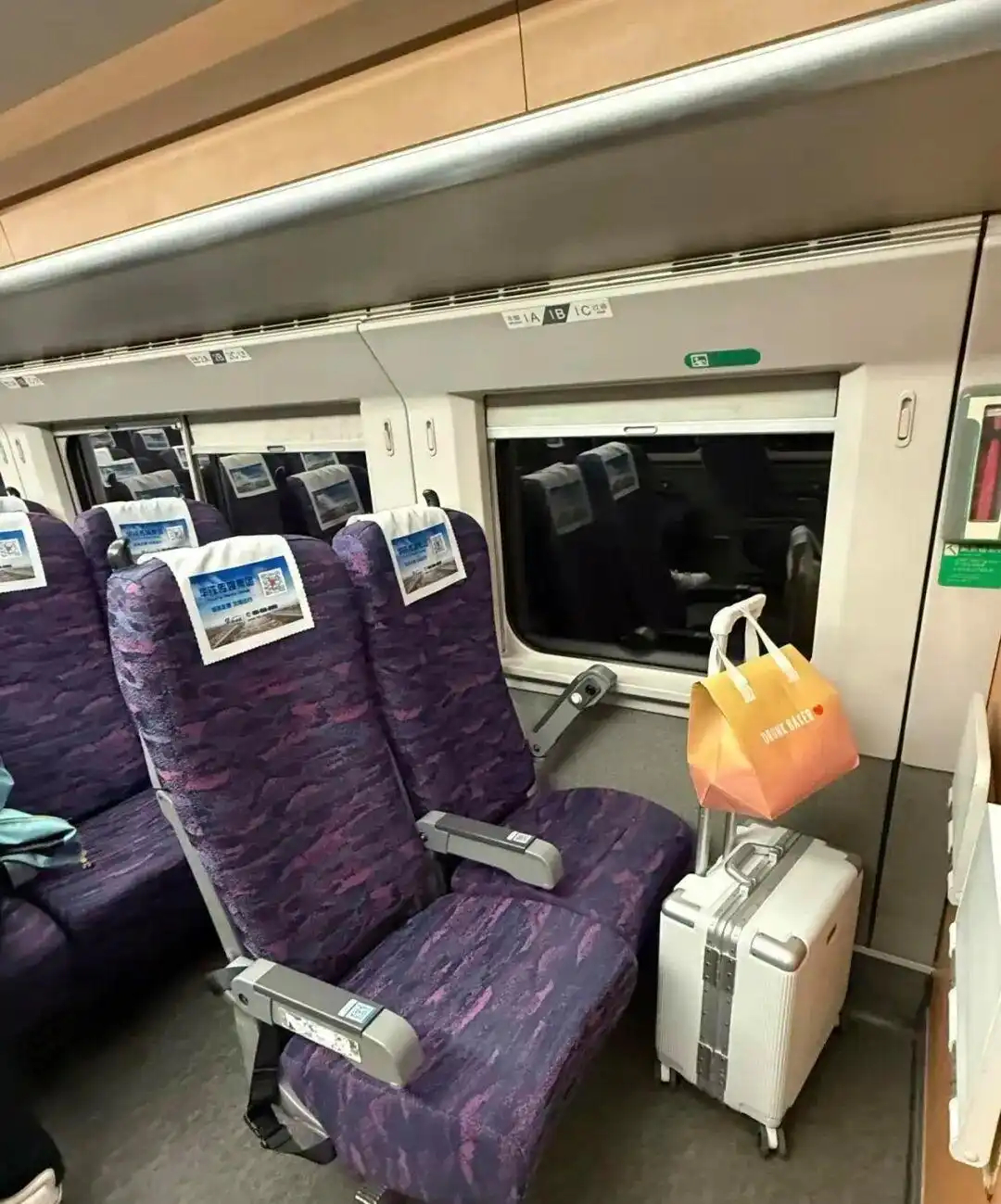 【乘客买到高铁08车01C座上车懵了】近日，一名旅客在乘坐D5419次列车时发现