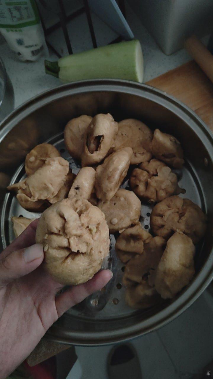 今天小伟拿富硒面粉发面。计划包点包子。去市场买了肉馅。也买了大葱，西葫芦。包的大