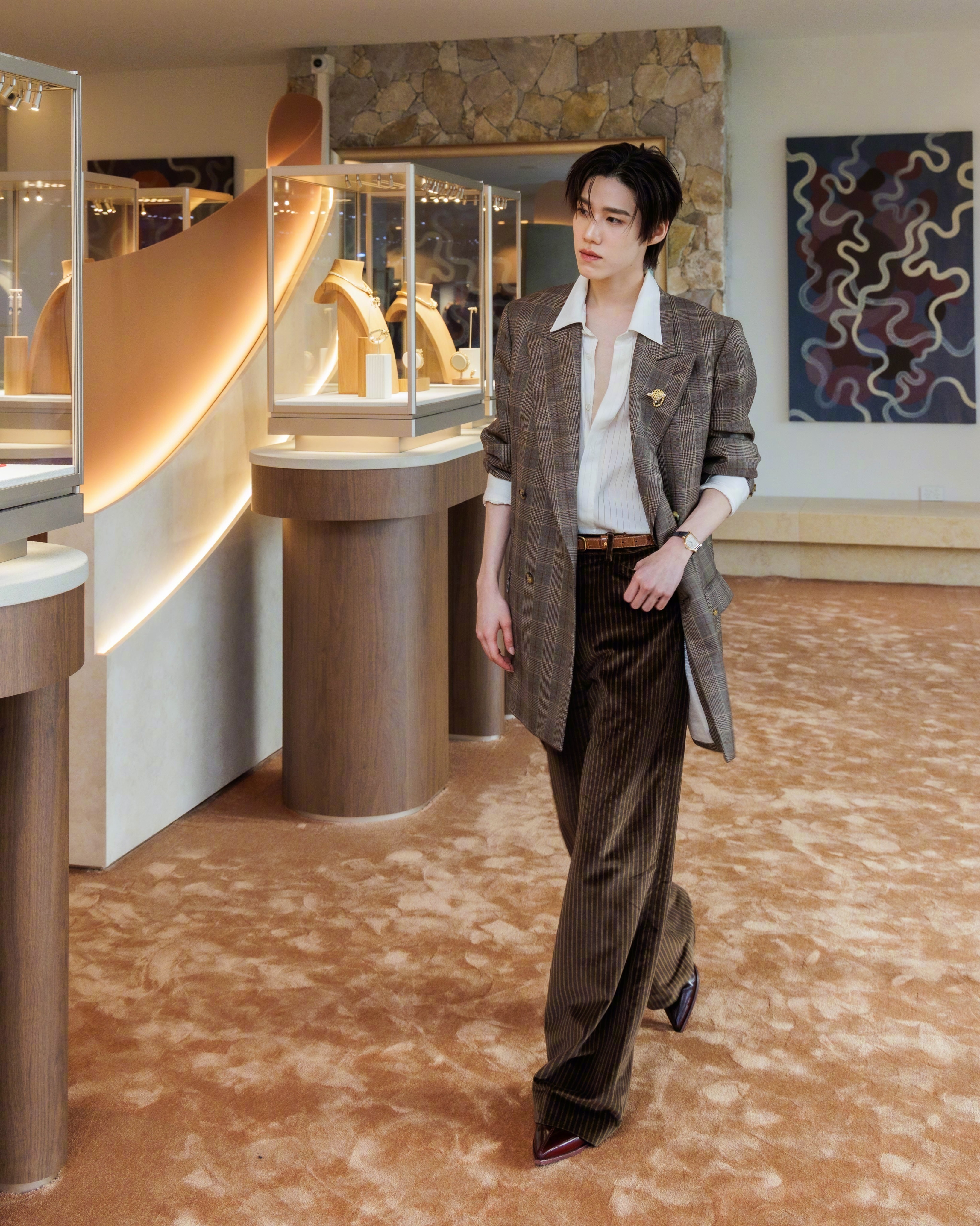 PP Krit出席Cartier展览活动，本次造型以复古绅士为核心。格纹长西装建