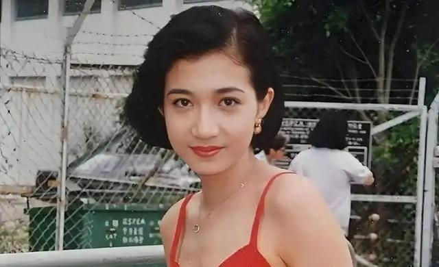 1999年，怀了孕的吴绮莉向成龙摊牌：“我一定会生下孩子的，如果你不承认，我就向