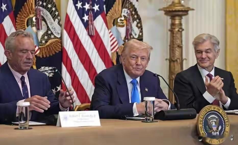 特朗普连开4枪，收割中方资产，还逼迫交出武器，中方回应8字
 
短短不到一个月，